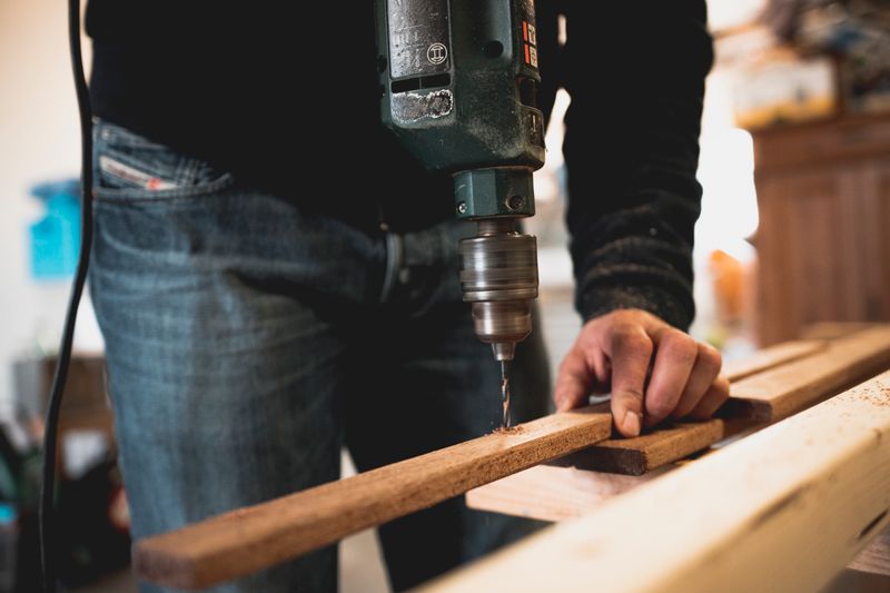 Herramientas manuales antiguas ordenadas sobre una mesa de madera